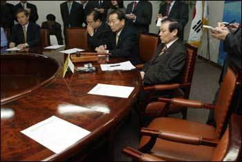 민주당 상임중앙위원회의민주당 조순형대표가  19일  당사에서 추미애 상임중앙위원 등이 참석하지 않은 가운데 상임중앙위원회의를 주재하고 있다.[연합]