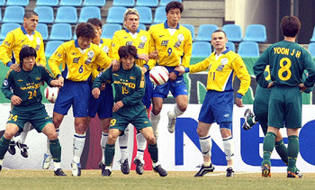 축구시즌이 왔다. 프로축구 시즌을 여는 수퍼컵 경기에서 전북 김현수가 프리킥을 하자 성남 선수들이 수비벽 사이에 있는 전북 선수들을 견제하며 볼을 향해 점프하고 있다. 선명한 줄무늬를 보이며 날아가는 볼은 올 시즌 K리그 공식구인 ‘토탈 90 애로우.’ 성남=뉴시스