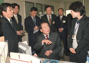 고건 대통령 권한대행 국무총리(가운데)가 일자리 챙기기에 나섰다. 고 대행은 20일 노동부 산하 고용안정센터의 서울 영등포지부를 방문해 정부의 취업알선 및 직업훈련 서비스 상황을 점검했다. 왼쪽은 김대환 노동부 장관.    -박경모기자