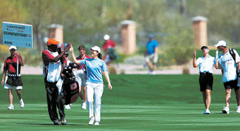 이때까진 좋았는데…‘출발은 상쾌했건만….’ 3번홀(파4)에서 가볍게 투온시킨 뒤 캐디와 하이파이브를 하는 안시현(오른쪽에서 세번째). 반면 뭔가 불만스러운 듯한 아니카 소렌스탐(오른쪽에서 두번째). 왼쪽 스코어보드에서 보듯 이때까지만 해도 두 선수는 불과 1타차. 하지만 소렌스탐이 버디를 낚은 5번홀(파4)에서 안시현은 보기를 범하며 무너졌다. 사진제공 코오롱엘로드