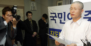 민주당 설훈 의원이 22일 삭발을 했다. 설 의원은 이날 서울 여의도 국회 의원회관에서 민주당의 탄핵소추안 철회와 지도부 사퇴를 요구하며 단식농성에 돌입했다.   -김경제기자