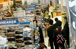 여러 브랜드의 운동화를 한 매장에서 파는 ‘멀티숍’이 인기다. 19일 오후 서울 명동의 ABC마트는 운동화를 사려는 사람들로 붐볐다. 하임숙기자