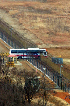 지난해 2월 개성공단 답사에 나선 한국토지공사와 현대아산 관계자들이 탑승한 버스가 경의선 임시도로를 통해 군사분계선 남방한계선을 넘고 있다. 개성으로 가는 길은 열렸지만 공단건설은 높은 분양가 문제로 진척되지 못하고 있다.    -동아일보 자료사진