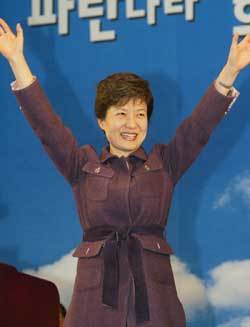23일 오후 잠실 학생체육관에서 열린 한나라당 임시 전당대회에서 당대표 경선에 출마한 박근혜후보가 손을 들어 인사하고 있다.[연합]
