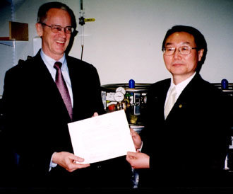 한양대 김종량 총장(오른쪽)은 16일 미국 MIT 찰스 베스트 총장과 양 대학의 학술교류협정을 맺었다.    -사진제공 한양대