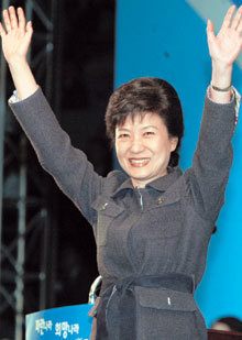 한나라당 박근혜 후보가 23일 서울 잠실학생체육관에서 열린 전당대회에서 승리가 확정된 직후 두 손을 치켜들며 활짝 웃고 있다.   -서영수기자