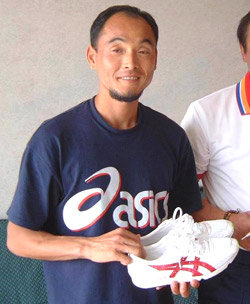 2002부산아시아경기대회를 앞두고 아식스사가 특별 제작한 마라톤화를 들고 있는 이봉주. 동아일보 자료사진