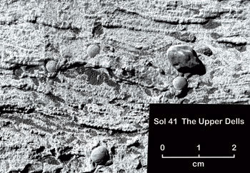 미국의 화성 탐사로봇 오퍼튜니티가 촬영한 화성 표면 바위. ‘어퍼 델’이라고 이름붙인 바위 표면의 잔물결무늬는 이 바위가 물속에 있었을 때 생긴 것으로 보인다.     -사진제공 NASA
