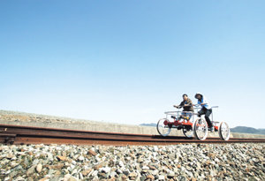 구 곡성역사 안의 철로에서는 레일자전거를 탈 수 있다. 가족끼리, 연인끼리 힘을 합해 미끄러지듯 철로 위를 달리는 기분이란…. 10월까지 무료로 운행된다.