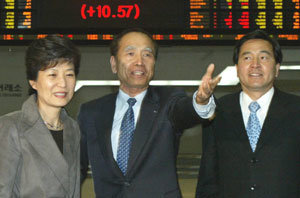 26일 서울 여의도 증권거래소를 방문한 한나라당 박근혜 대표(왼쪽)에게 강영주 이사장(가운데)이 ‘오늘의 시황’을 설명하고 있다.     -서영수기자