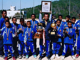 한국인 김신환 감독이 지도하는 동티모르 유소년축구팀. 일본 히로시마에서 열린 제30회 리베리노컵 국제소년축구대회에 출전해 감격의 우승을 차지한 뒤 우승 트로피를 들고 기념사진을 찍고 있다.     -히로시마=연합