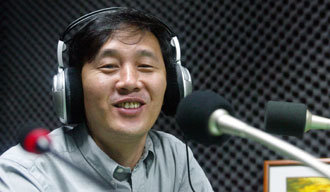 탈북자들의 이야기를 바깥세상으로 전파할 인터넷방송 ‘자유북한’의 김성민 사장이 녹음실에서 준비상황을 설명하고 있다.    -변영욱기자