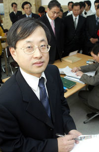 31일 서울 종로구 선거관리위원회를 찾은 박찬욱 서울대 교수. -김경제기자