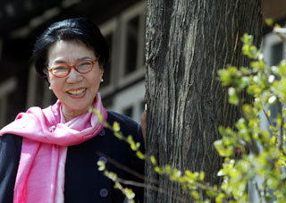 연기인생 60년을 맞아 자전적 극 ‘길’에 출연하는 원로배우 백성희씨. 아래는 1950년 6·25전쟁 당시 미군 위문공연을 온 메릴린 먼로와 함께 찍은 사진.    -박영대기자