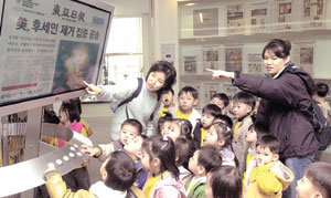 유치원 및 일선 학교를 대상으로 한 신문박물관의 교육 프로그램이 꾸준히 인기를 얻고 있다. 특히 사회와 국사 선생님들이 현장학습의 기회로 많이 활용하고 있다.동아일보 자료사진