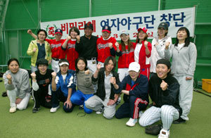 그들은 야구를 사랑한다. 그리고 이제 야구를 한다. 한국 최초 여자야구단 ‘비밀리에’가 지난달 21일 첫발을 내디뎠다. 윗사진 아랫줄 맨 오른쪽이 안향미씨. 이종승기자 urisesang@donga.com