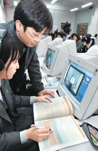 1일 서울 양천구 목동 한가람고 학생들이 학교 멀티미디어실에서 EBS 수능 강의를 들으며 공부하고 있다. 이날 EBS 강의는 화질과 접속률이 양호해 순조롭게 출발했다.   -김미옥기자