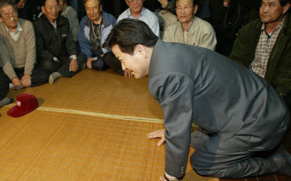 열린우리당 정동영 의장은 1일 전남 장흥의 서부경로당을 방문해 노인들에게 큰절을 하고 자신이 “60대 이상 70대는 이번 총선에서 투표 안 해도 괜찮다”는 발언으로 물의를 일으킨 데 대해 사과했다.     -연합