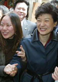 2일 경남 창원시 가음정시장을 방문한 박근혜 한나라당 대표(오른쪽)가 여성유권자와 어울려 웃고 있다.    -창원=김동주기자