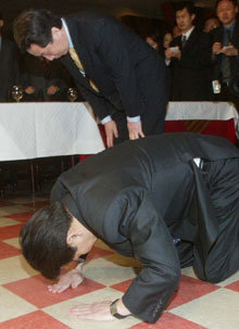 열린우리당 정동영 의장이 2일 서울의 한 식당에서 ‘60. 70대 폄훼 발언’을 사죄하는 뜻으로 노인단체 회장단에게 큰절을 올리고 있다.      -원대연기자