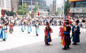 지난해 여름방학에 실시된 왕궁수문장 교대의식에 어린이들이 참여해 의젓한 모습으로 행사를 진행하고 있다.    -사진제공 서울시