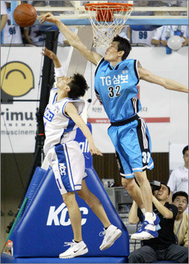 “골밑은 안돼”‘골밑에선 어림없다.’ KCC 이상민(1m83.왼쪽)의 골밑슛을 블로킹하고 있는 TG삼보의 김주성(2m5). 김주성은 이날 용병센터 리온 데릭스와 함께 골밑을 장악하며 적지에서 2연승을 이끌었다. 전주=연합