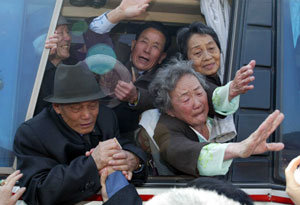 3일 금강산 온정각에서 열린 제9차 이산가족 2진 작별상봉에서 버스에 탑승한 북측 가족들이 남측 가족들에게 재회를 기약하며 작별 인사를 하고 있다.   -금강산=박경모기자
