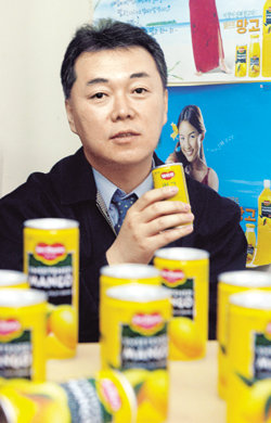 롯데칠성음료의 김태환 음료기획팀장이 지난해 초 망고 주스를 신상품으로 개발해 연간 1000억원대 매출을 올린 비결에 대해 설명하고 있다.변영욱기자 cut@donga.com