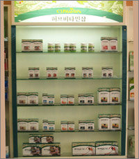 약국 내부에 설치된 CJ 허브비타민샵.