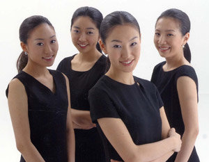 가야금 명인 황병기씨의 제자들로 구성된 가야금합주단 `여울`. 사진제공 티앤씨매니지먼트