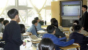 중학생 시절은 교과목의 기초를 다지는 시기다. 이 때문에 무턱대고 선행학습을 하기보다는 반복 학습을 통해 탄탄하게 실력을 다지는 것이 중요하다. 중학생들이 학교에서 공부하는 모습.   -동아일보 자료사진