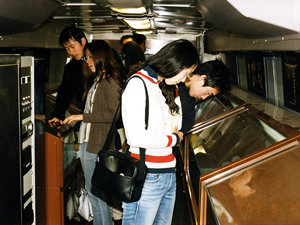 경남 산청에서 열린 ‘찾아가는 박물관’ 전시품을 둘러보고 있는 젊은이들.   -사진제공 국립중앙박물관