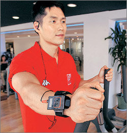 MP3플레이어에 맥박 재는 기능이 있는 삼성전자의 ‘스포츠 옙’. 운동 전후 측정한 맥박수를 이용해 운동으로 소모된 칼로리를 보여준다. 사진제공 삼성전자