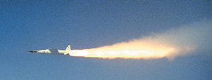 마하 7로 질주하는 미국 항공우주국(NASA)의 시험비행기 X-43A. 이 비행기에 장착된 새로운 엔진인 ‘스크램제트 엔진’이 10초 동안 가동하는 데 성공했다.   -사진제공 미국 항공우주국