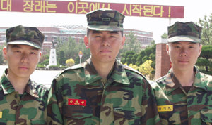 나란히 입대한 장지유 지성 지호 형제(왼쪽부터).   -포항=이권효기자