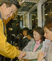 정동영 열린우리당 의장(왼쪽)은 7일 서울 지하철 5호선을 이용해 영등포 당사로 출근했다. 언론에서나 보던 유명 정치인을 직접 대하게 된 지하철 승객들의 반응이 각양각색이다.    -이훈구기자