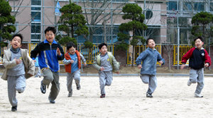 운동장을 마음껏 가로지르는 아이들. 아이들의 사회성과 대인관계는 이렇게 즐겁게 뛰노는 데서 가장 많이 발달한다. 사진은 기사의 특정사실과 관계없음. 이종승기자 urisesang@donga.com