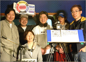 헤딩라인 뉴스 제작진이 10평 남짓한 스튜디오에 한데 모였다. 앞쪽에 앉은 이가 뉴스 앵커인 이명선씨다. 왼쪽부터 최내현 미디어몹 편집장, ‘공갈만 편집국장’으로 출연하는 애니메이터 손유진씨, 이윤철 PD, 이승헌 AD, 기자로 출연하는 김상훈 작가. 김미옥기자