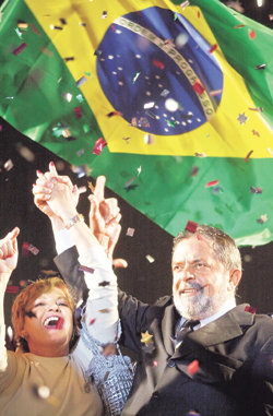 2002년 브라질 대통령 선거전 중 상파울루 외곽에서 열린 노동자당(PT) 집회에서 룰라 후보가 부인 마리자의 손을 잡고 지지자들의 환호에 답하고 있다.동아일보 자료사진