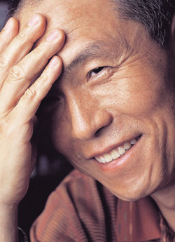 허영만씨는 그림이 잘 그려지지 않을 때 ‘손’ 데생을 하며 마음을 다잡는다고 한다. 그는 “대충 그림 칸을 메우고 만족하는 아마추어리즘은 곤란하다”고 말했다.사진제공 김영사