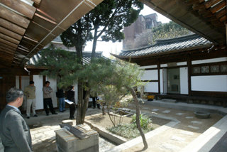 ‘시민문화유산 1호’로 새롭게 단장돼 일반에 개방되는 미술사학자 혜곡 최순우 선생의 고택. 10일 개소식에 앞서 언론에 공개됐다. 권주훈기자