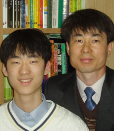 고교 자퇴 뒤 독학으로 미국 대학입학자격시험(SAT)에서 만점을 받은 이효섭군(왼쪽)과 아버지 이희명씨.   -사진제공 포스코