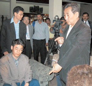 9일 이라크에서 무장 세력에게 억류됐다 풀려난 허민영 목사(오른쪽)가 바그다드 팔레스타인 호텔에서 사건의 경위를 설명하고 있다.    -바그다드=연합