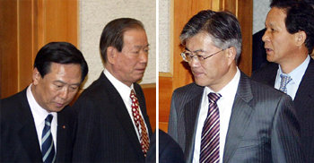 9일 헌법재판소에서 열린 노무현 대통령 탄핵 관련 제3차 공개변론에서 한나라당 김용균 의원 등 국회 소추위원단(왼쪽)과 문재인 변호사 등 노 대통령 대리인단이 법정에 입장하고 있다.   -박영대기자