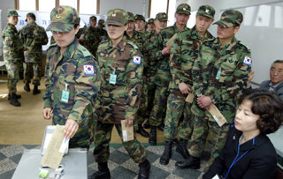 9일 경기 성남시 창곡동 마을회관에서 부재자투표를 하고 있는 이라크평화재건사단(자이툰부대) 소속 장병들의 모습이 선거일이 다가왔음을 실감케 한다.   -성남=김미옥기자