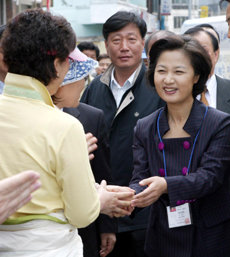 민주당 추미애 선대위원장이 11일 전남 곡성군 곡성군청 앞에서 민주당 지지를 당부했다. -곡성=안철민기자