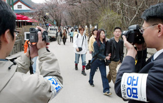 충남도 선거관리위원회 직원들이 11일 계룡산국립공원에서 총선 후보자들의 선심 관광을 단속하기 위해 카메라를 점검하고 있다.  -대전=뉴시스