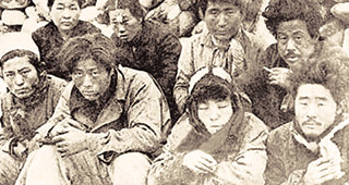 1951년 말 지리산 지역에서 전개된 대규모 공비토벌 작전으로 생포된 빨치산들. 국군의 ‘잔비’ 소탕작전은 50년대 중반까지 계속된다.  -동아일보 자료사진