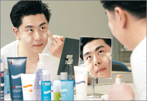 김도윤 과장이 아침 화장을 하면서 파운데이션을 바르고 있다. 남성의 피부도 경쟁력이 되는 시대, 화장하는 남성들이 늘고 있다. 강병기기자