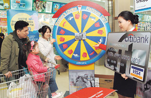 씨티은행 카드사업부가 쇼핑 전용 카드인 ＇씨티은행 쇼퍼스 초이스 플래티늄 카드‘를 시장에 내놓으며 공격적인 영업에 들어갔다.사진제공 씨티은행
